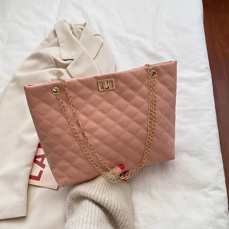 Quilted Elegance Chain Bag - Image 2