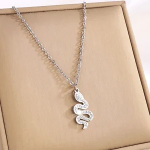Κολιέ "Silver Serpentine" – Αδιάβροχο Μενταγιόν Φίδι με Ζιργκόν