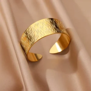 Golden Hammered Cuff Bangle | Χρυσή Σφυρήλατη Χειροπέδα "Goddess"