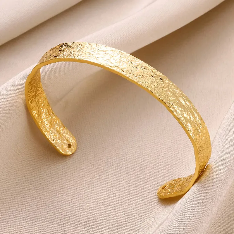 Golden Shimmer Slim Cuff | Χρυσή Χειροπέδα "Λάμψη της Ερήμου"