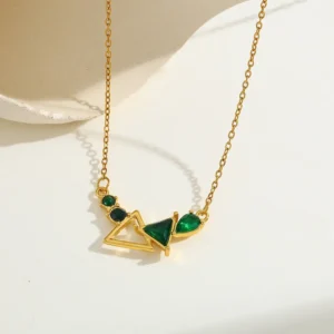Κολιέ "Emerald Geometry" – Χρυσό Ατσάλι με Πράσινα Ζιργκόν