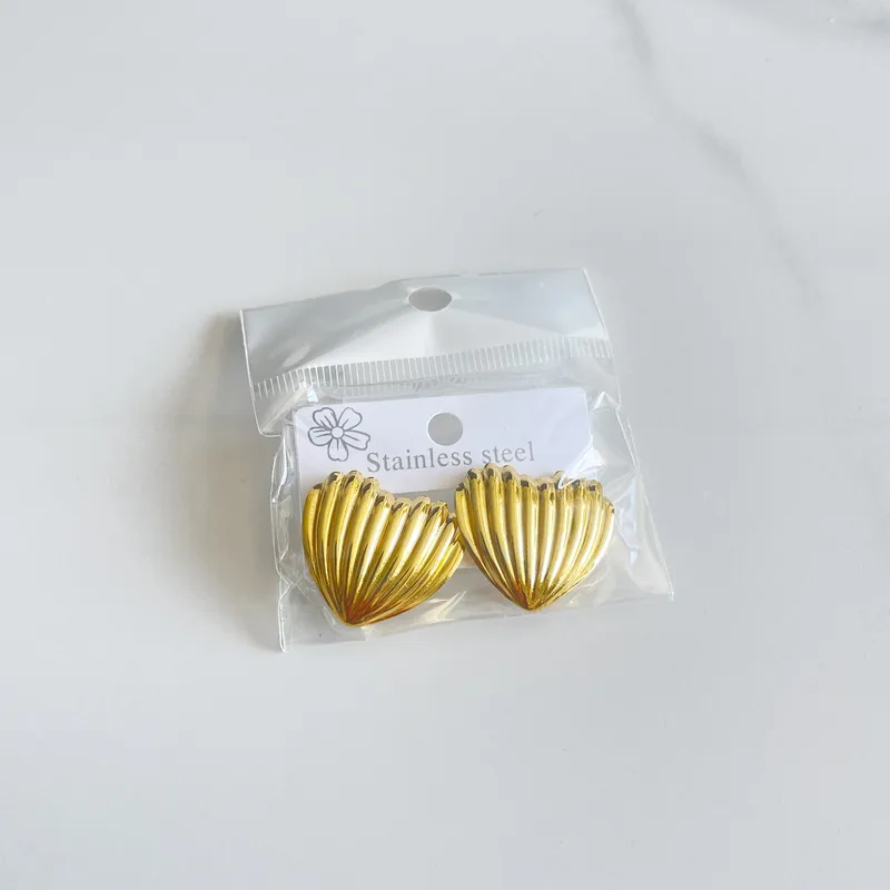 Σκουλαρίκια Χρυσές Καρδιές με Ραβδώσεις / Ribbed Gold Heart Earrings