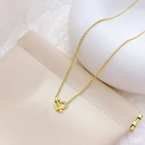 Alternative view of Gold Heart & Arrow Necklace: Το Βέλος του Έρωτα