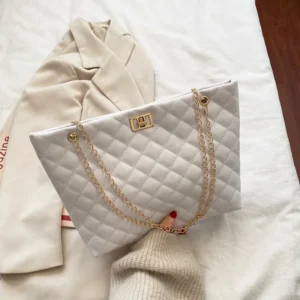 Quilted Elegance Chain Bag - Image 5