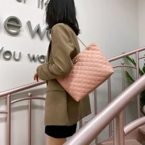 Quilted Elegance Chain Bag - Image 3