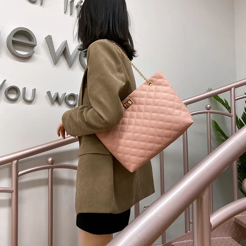 Quilted Elegance Chain Bag - Image 3