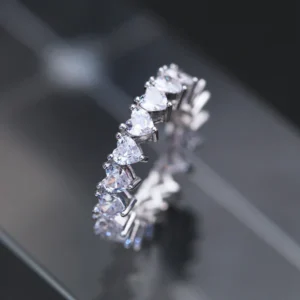 Ασημένιο Eternity Band Δαχτυλίδι με Σειρά από Ζιργκόν Καρδιές